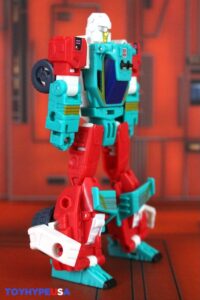Hasbro Transformers Age of the Primes Deluxe Class Autobot Joyride Figure