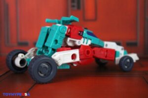 Hasbro Transformers Age of the Primes Deluxe Class Autobot Joyride Figure